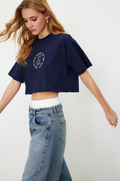 Trendyol Collection Sötétkék 100% pamut hímzett Crop Crew nyakú kötött póló TWOSS23TS00229