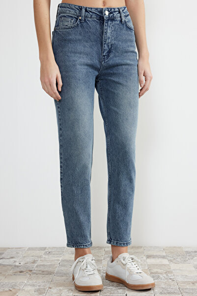 Trendyol Collection Blugi Mom subțiri cu talie înaltă mai sustenabili albaștri TWOSS24JE00083