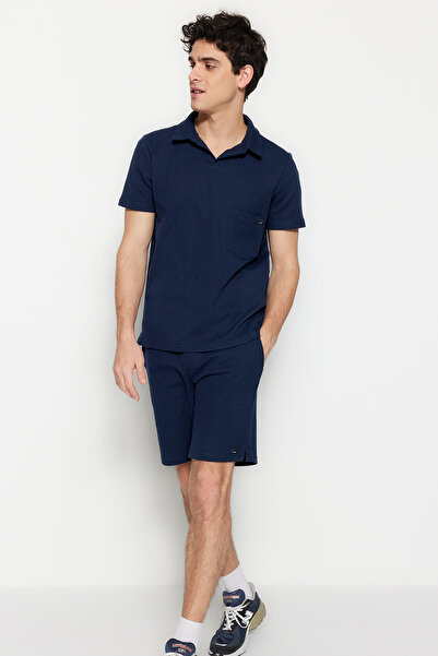 Trendyol Collection Σετ αθλητικής φόρμας με λαιμόκοψη πόλο με ετικέτα από υφασμάτινη υφή κανονικής κοπής σε μπλε ναυτικό χρώμα TMNSS23EM00003