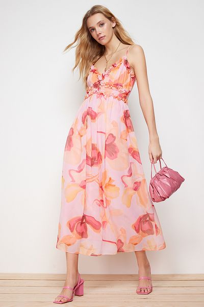 Trendyol Collection Rosa A-Ausschnitt Maxikleid aus gewebtem Chiffon mit Blumenmuster, Rüschendetail und Futter TWOSS23EL02013