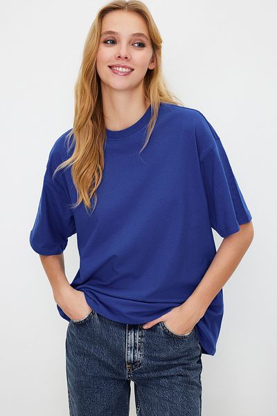 Trendyol Collection Saks 100 % Baumwolle Premium Oversize/Wide Fit Rundhals-Strick-T-Shirt TWOSS23TS00040