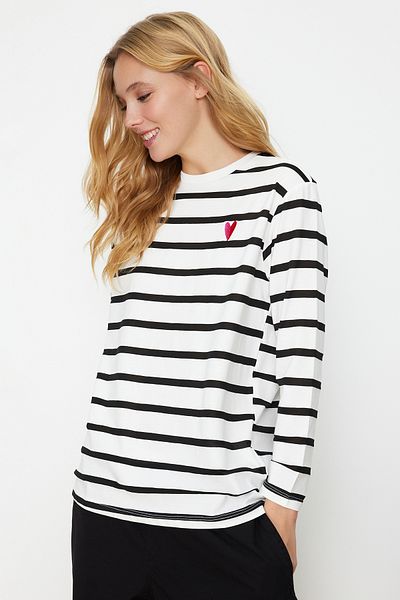 Trendyol Modest Weißes, langärmliges gestricktes Tunika-T-Shirt aus Single Jersey mit Streifen und Herzstickerei TCTSS24UK00030