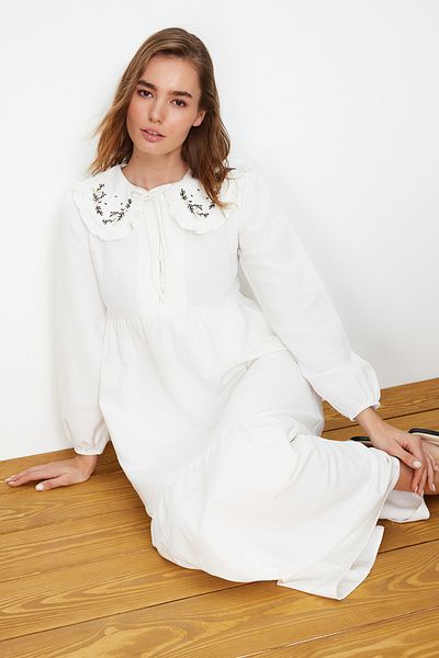 Trendyol Modest Ecrufarbenes, gewebtes Kleid mit halber Knopfleiste und besticktem Kragen in Leinenoptik TCTSS23EB00257