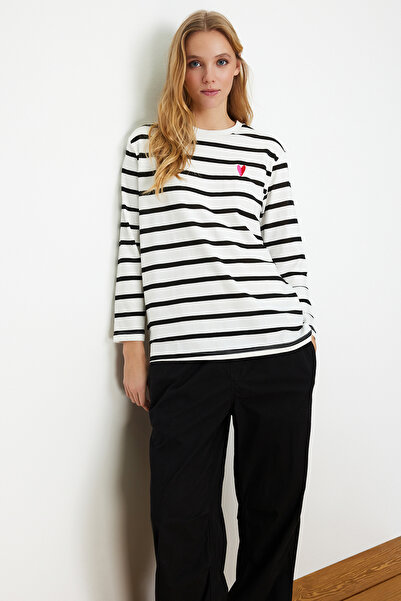 Trendyol Modest Tricou alb cu tunică tricotată, cu mânecă lungă, brodat cu inimă cu dungi TCTSS24UK00030