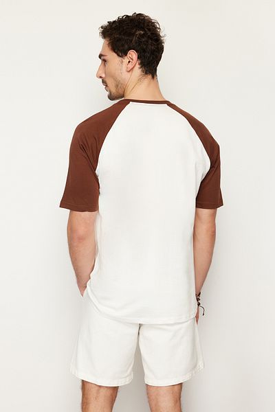 Trendyol Collection Dunkelbraunes T-Shirt mit kurzen Ärmeln und normaler Passform – TMNSS20TS0182