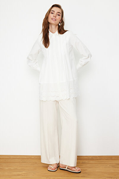 Trendyol Modest Detailní bavlněná tkaná košile s ecru výšivkou TCTSS24TG00017