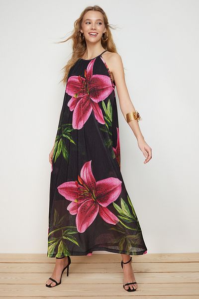 Trendyol Collection Pružné černé maxi pletené šaty – ohlávka s výstřihem, TWOSS23EL02372