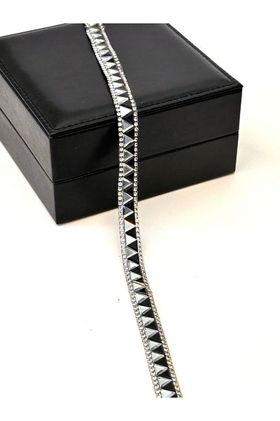 ODDA TASARIM ATÖLYESİ Iron adherent center triangle stone detail strip