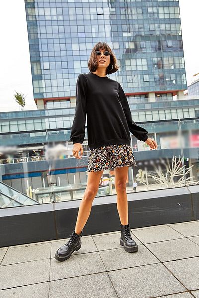 AQE FASHION Rochie neagră cu mânecă lungă, lungime mini, cu gât roșu, cu imprimeu floral