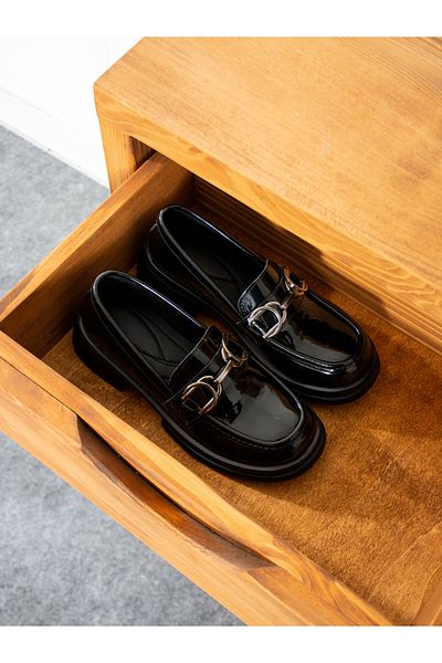 Alemdar Shoes POPPY Черен дамски мокасини с катарама и лачена кожа