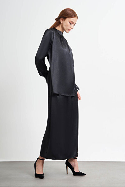 Mizalle Önü Pile Parçalı Saten Siyah Elbise