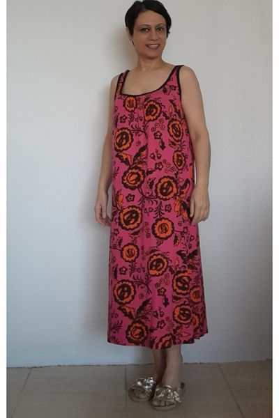 Mertcan Butik Φόρεμα με λουράκι από χτενισμένο βισκόζη με ροζ μαύρο λουλουδάτο σχέδιο με συσπειρωμένο μπροστινό και πίσω μέρος