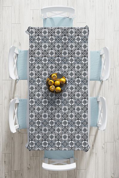 Realhomes Față de masă imprimată digital cu model geometric pe podea colorată
