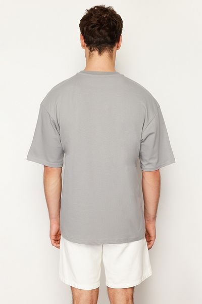 Trendyol Collection Šedé tričko s výstřihem ze 100% bavlny Oversize – minimální potisk TMNSS23TS00084
