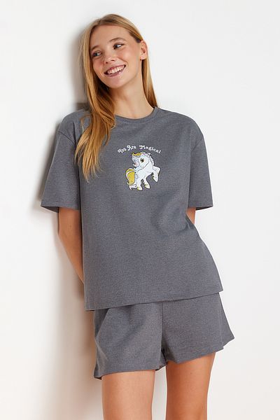 Trendyol Collection Πλεκτό σετ πιτζάμες με στάμπα γκρι μελανζέ με σορτς THMSS24PT00116