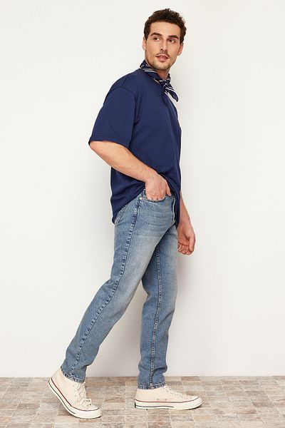 Trendyol Collection Relax Fit Boyfriend-Jeans – mittelblaue, 100 % Baumwolle, Distressed-Look-Jeans TMNAW23JE00043