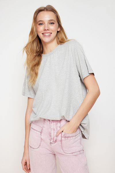 Trendyol Collection Pletené tričko šedé barvy Melange Basic Crew Neck TWOSS23TS00000