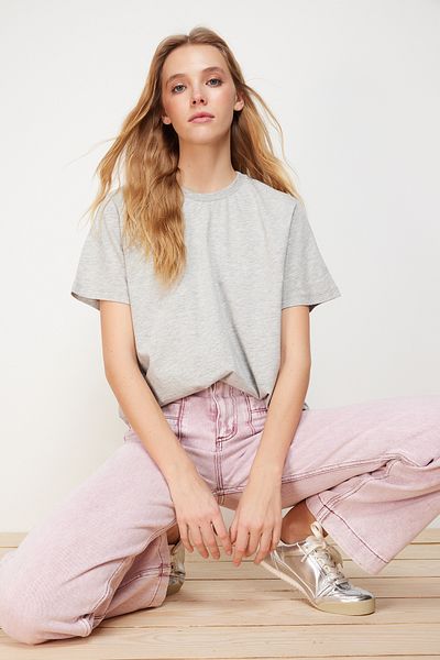Trendyol Collection Pletené tričko šedé barvy Melange Basic Crew Neck TWOSS23TS00000