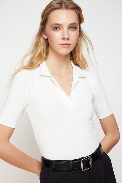 Trendyol Collection Ecru Polo vypasovaná pružná pletená halenka TWOSS24BZ00081