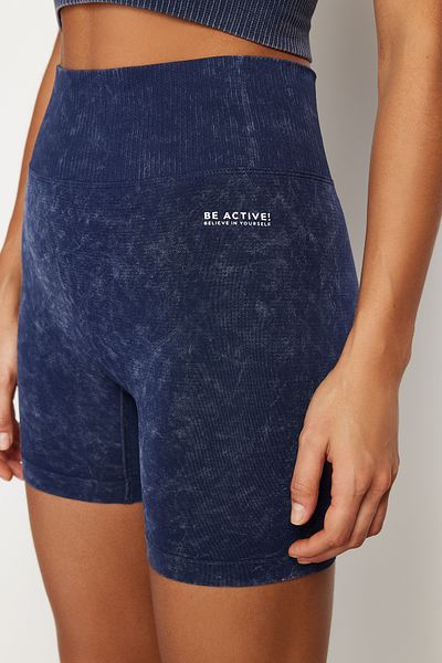 Trendyol Collection Blaue nahtlos gestrickte Sportshorts - Washed Short Leggings Thmss23ty00034