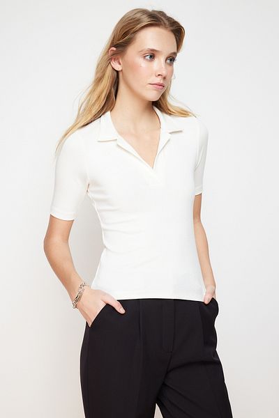 Trendyol Collection Ecru Polo vypasovaná pružná pletená halenka TWOSS24BZ00081