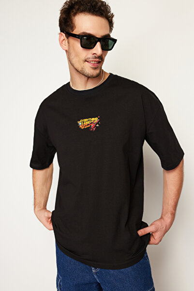 Trendyol Collection Vesmírně potištěné černé oversize bavlněné tričko - TMNSS24TS00085