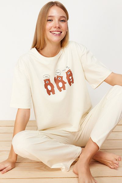 Trendyol Collection Beigefarbenes Teddybär-T-Shirt-Hosen-Strickpyjama-Set aus 100 % Baumwolle THMSS23PT00134