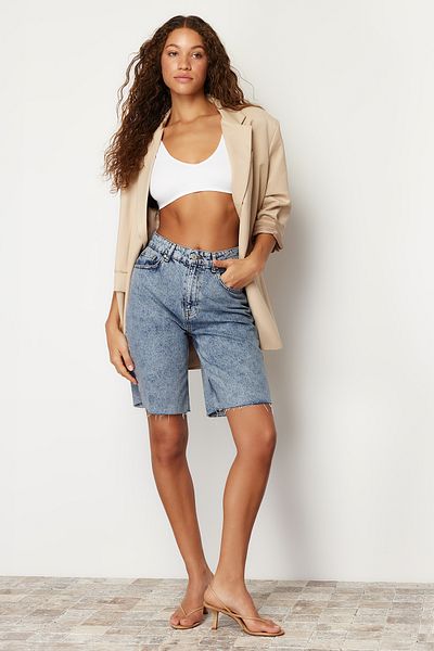 Trendyol Collection Hellblauer Denim-Bermuda mit hoher Taille TWOSS24SR00020