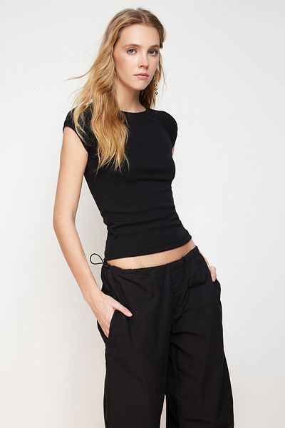 Trendyol Collection Czarna, dopasowana, elastyczna bluzka z dzianiny w kształcie księżyca TWOSS24BZ00088