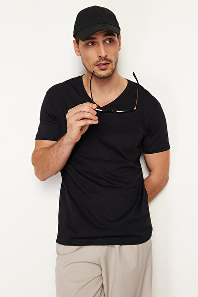 Trendyol Collection Schwarzes Basic-T-Shirt mit V-Ausschnitt, 100 % Baumwolle – TMNSS24TS00084