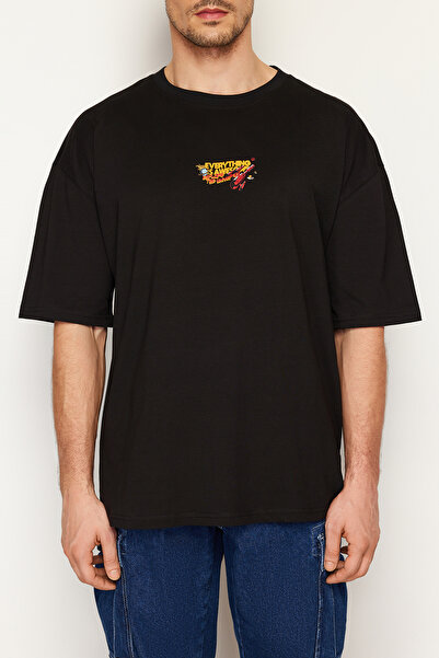 Trendyol Collection Vesmírně potištěné černé oversize bavlněné tričko - TMNSS24TS00085