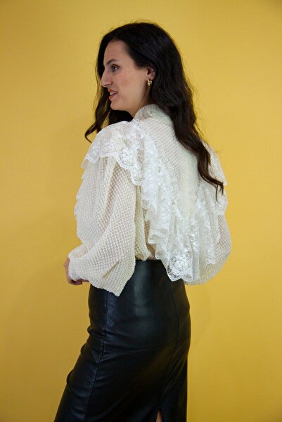 Nur OSKAY Simli Romantik Fırfırlı Dantel Detaylı Balon Kollu Bluz