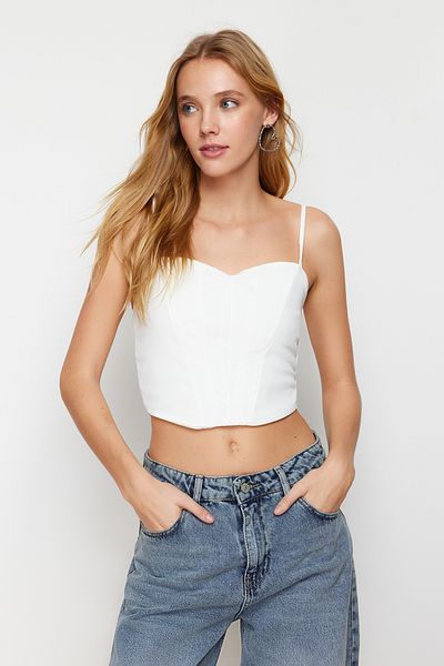 Trendyol Collection Weißes, kurzes Krepp-Bustier mit verstellbaren Trägern – körperbetont, TWOSS23BS00036
