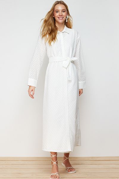 Trendyol Modest Φόρεμα με κέντημα πουκάμισο - Λευκό λουλουδάτο στάμπα με ζώνη και φόδρα TCTSS24EB00052