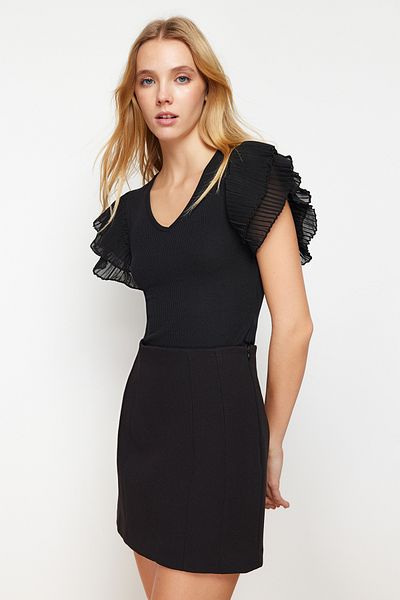 Trendyol Collection Czarna, tiulowa dopasowana, dopasowana bluzka z dzianiny z dekoltem w kształcie litery V TWOSS24BZ00029