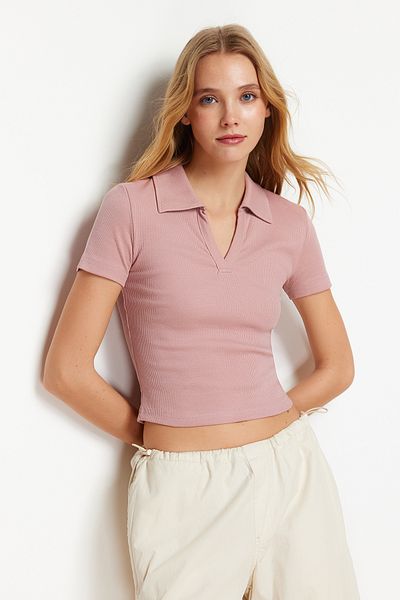 Trendyol Collection Dusty Rose – Taillierte, kurze, gerippte, dehnbare Strickbluse mit Polokragen TWOSS21BZ0038
