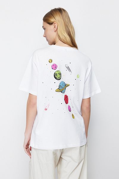 Trendyol Collection Tricou boyfriend alb cu imprimeu Galaxi - 100% bumbac, gât crew - TWOSS23TS00257