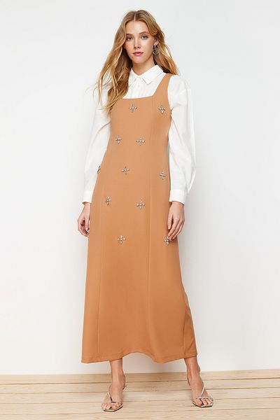 Trendyol Modest Detailní výšivka z velbloudího kamene čtvercový límec tkané vestové šaty TCTSS23EB00157