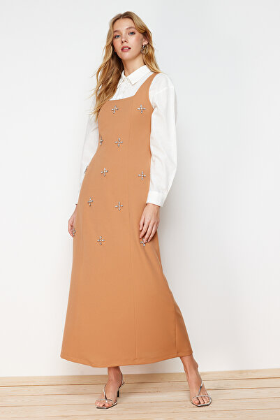 Trendyol Modest Detailní výšivka z velbloudího kamene čtvercový límec tkané vestové šaty TCTSS23EB00157