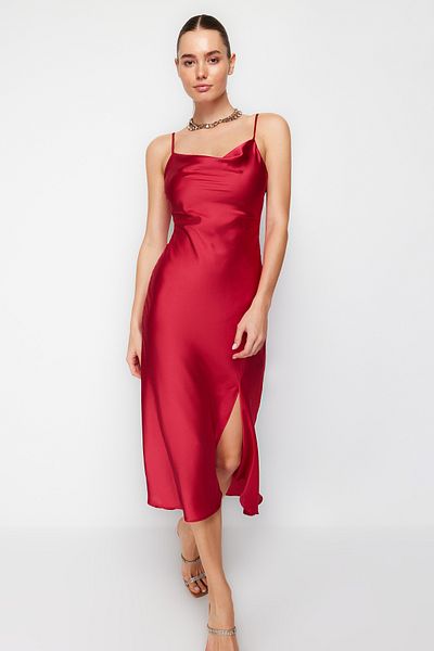 Trendyol Collection Stilvolles Abendkleid aus gewebtem Satin mit rotem Futter, Nachtabendkleid TPRSS19BB0058