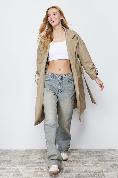 Trendyol Collection Übergroßer, hellkhakifarbener, wasserabweisender, langer Trenchcoat mit Gürtel, TWOAW24TR00019