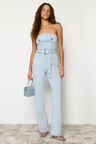 Trendyol Collection Hellblauer trägerloser Denim-Jumpsuit mit Gürtel TWOSS24TU00023