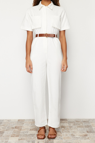 Trendyol Collection Weißer kurzärmliger Denim-Jumpsuit mit Gürtel TWOSS24TU00022