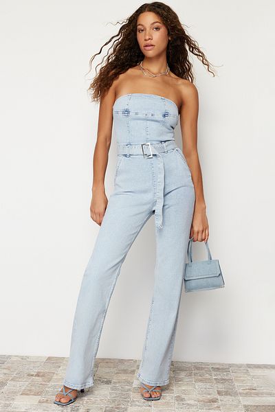 Trendyol Collection Hellblauer trägerloser Denim-Jumpsuit mit Gürtel TWOSS24TU00023