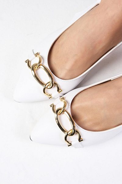 Mio Gusto Perla – Weiße Schuhe mit offenem Rücken und Kettendetail und kurzem Absatz