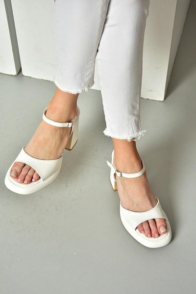 Fox Shoes S569012809 Bílé dámské boty na silném podpatku
