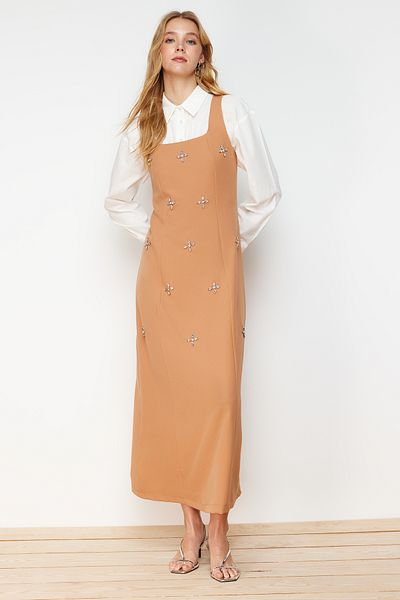 Trendyol Modest Detailní výšivka z velbloudího kamene čtvercový límec tkané vestové šaty TCTSS23EB00157