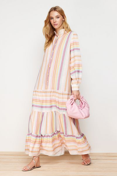 Trendyol Modest فستان منسوج بمظهر الكتان مع تنورة مخططة متعددة الألوان وكشكشة TCTSS24EB00105