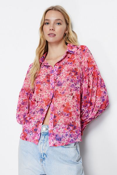 Trendyol Collection Rosa Chiffon-Hemd mit Blumenmuster, Ballonärmel, Übergröße, weite Passform TWOSS24GO00003