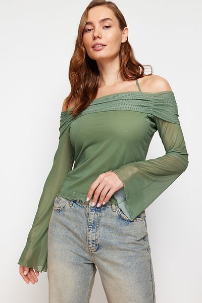Trendyol Collection Khakifarbene Strickbluse mit ausgestellten Ärmeln – Madonna-Kragen mit Bindedetail TWOSS24BZ00046